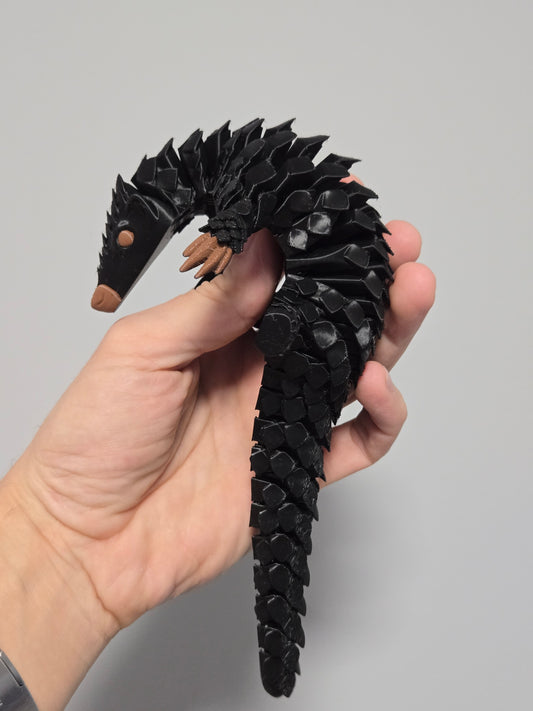 Pangolīns - melnā krāsā