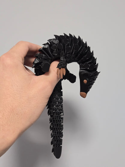 Pangolīns - melnā krāsā