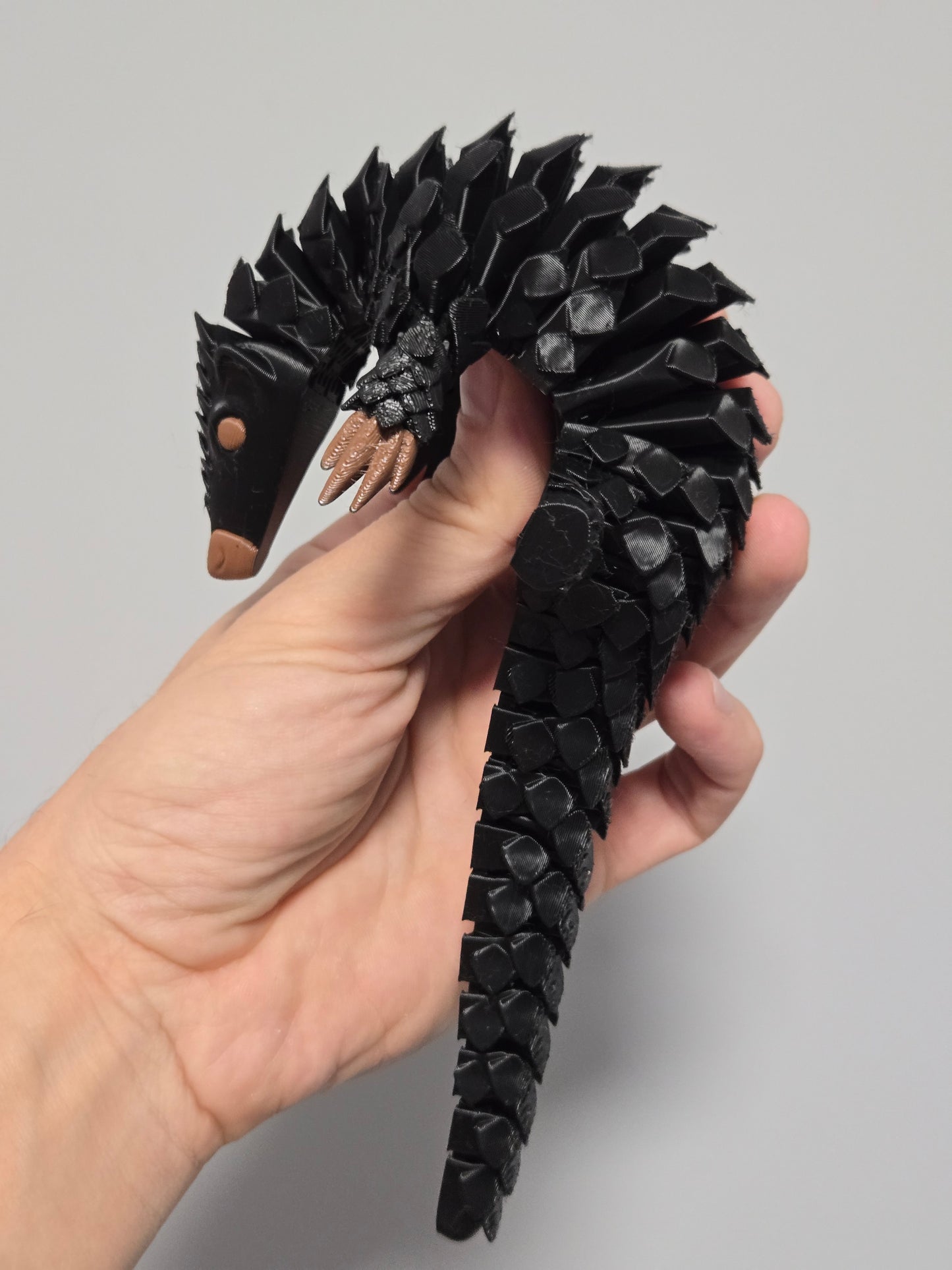 Pangolīns - melnā krāsā