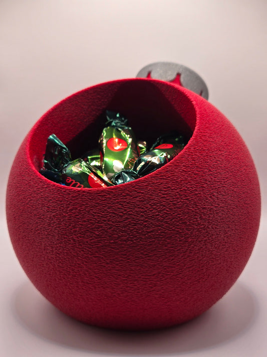 Trauks - egles rotājuma formā. Sarkans