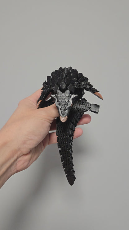 Pangolīns - melnā krāsā